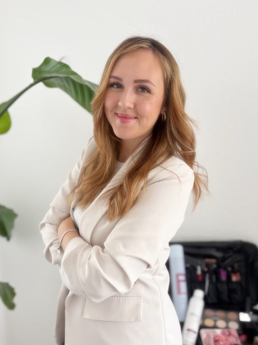 Christina Stanke, Braut-Stylistin, mit ihrem Make-up-Koffer