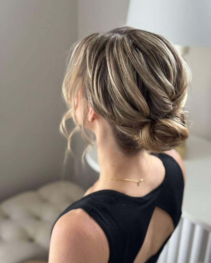 Elegante seitliche Hochsteckfrisur mit weichen Wellen