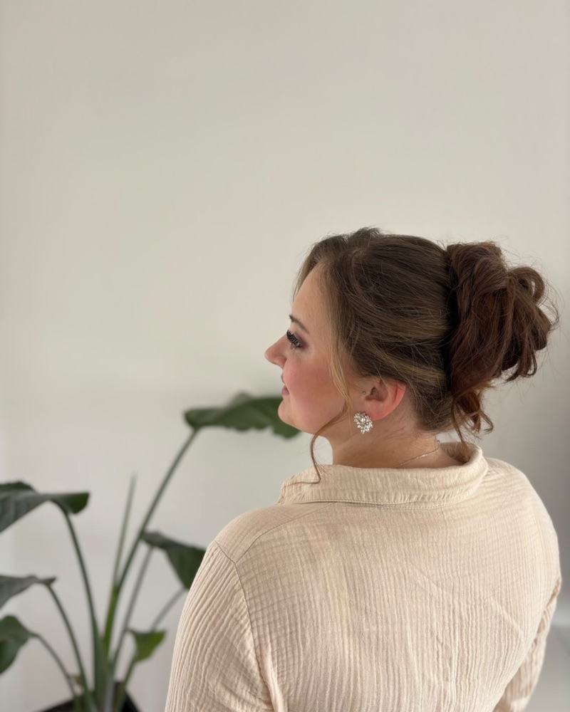 Voluminöser High Bun mit gelösten Strähnen