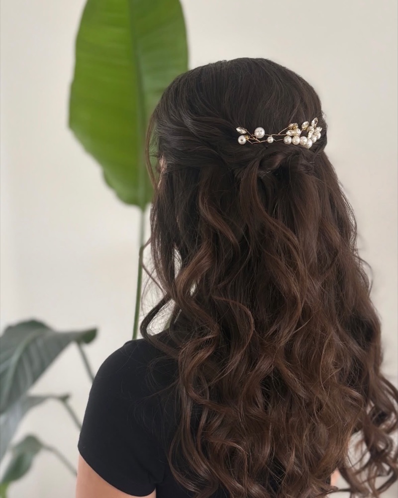 Getwistetes Half-Up mit gewelltem Haar und Perlen-Haarschmuck
