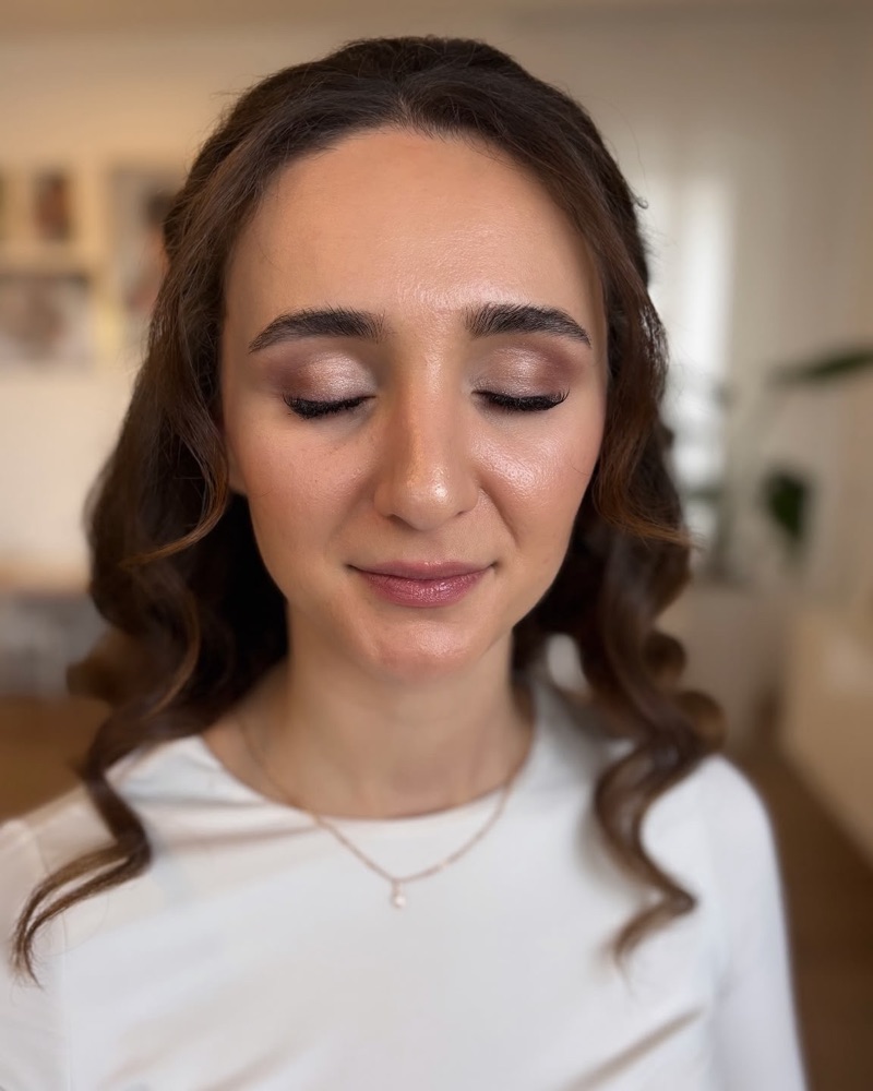 Natürliches Make-up mit betonten Augen und zartem Teint